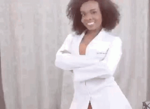 gif da ex-participante do BBB Thelma usando seu jaleco de médica